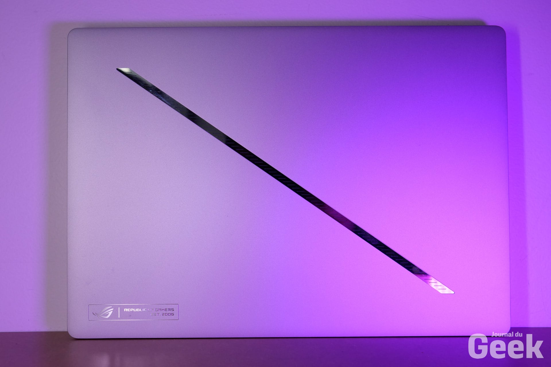 Asus Rog Zephyrus G14 (2025) 01